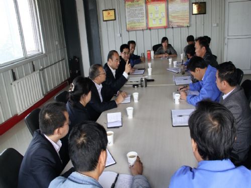 親臨基層，與職工面對(duì)面談心