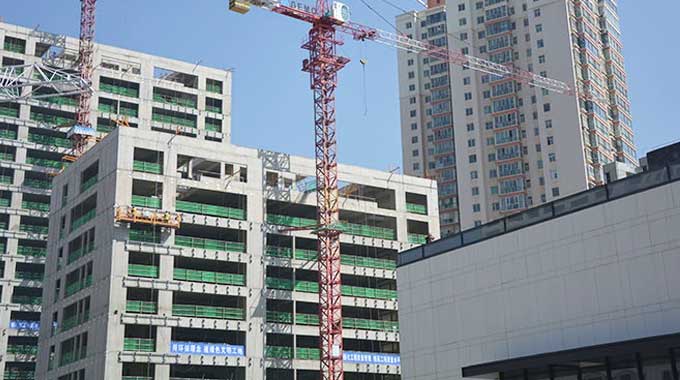 甘肅建投裝備制造有限公司是甘肅省建設(shè)投資（控股）集團(tuán)有限公司直屬企業(yè)，成立于2010年10月，坐落于甘肅蘭州彭家坪國(guó)家級(jí)裝備制造工業(yè)園，占地155畝，是西北地區(qū)最早具有起重機(jī)械生產(chǎn)資質(zhì)的企業(yè)，年產(chǎn)各類型號(hào)起重機(jī)械500余臺(tái)。建司十年來(lái)，公司先后榮獲年度中國(guó)塔機(jī)行業(yè)十強(qiáng)企業(yè)、全國(guó)售后服務(wù)先進(jìn)單位、全國(guó)建筑施工機(jī)械租賃50強(qiáng)企業(yè)等30余項(xiàng)榮譽(yù)稱號(hào)...